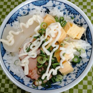 卵焼きと焼き豚とべったら漬けとネギのつゆマヨご飯